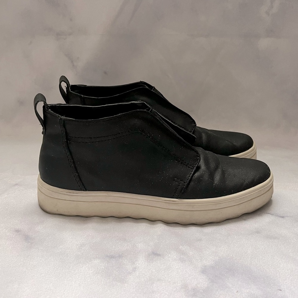 Universal Threads casual sneakers black with white soles size 6